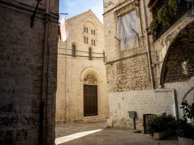 La strada porta alla Chiesa di San Gregorio e quindi alla Basilica...